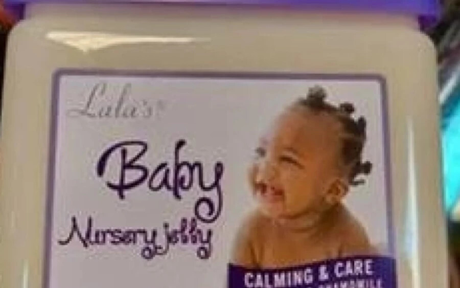 A második veszélyes termék a Lala's Baby Nursery Jelly nevű babatestápoló. A higiénikusok közölték, nem ismert, hogy milyen országból származik. A vonalkódja: 8717931600316. A termék tartalmazhatja a hidroxi-izohexil-3-ciklohexén-karboxaldehidet (Lyral) betiltott összetevőt.