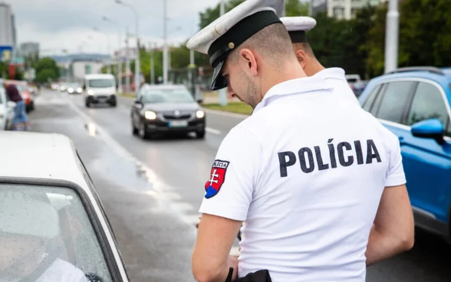 "A rendőrség a közeljövőben fotó távcsövek beszerzését tervezi, amelyek segítségével a rendőrök felismerhetik a mobiltelefon használatát a volán mögött, vagy akár azt is, hogy a sofőr visel-e a biztonsági övet" - mondta Tomáš Vrábel, a közlekedésrendészet igazgatója. Az új radar még sötétben is érzékeli a sofőrt, és akár három sávot is képes figyelni. 