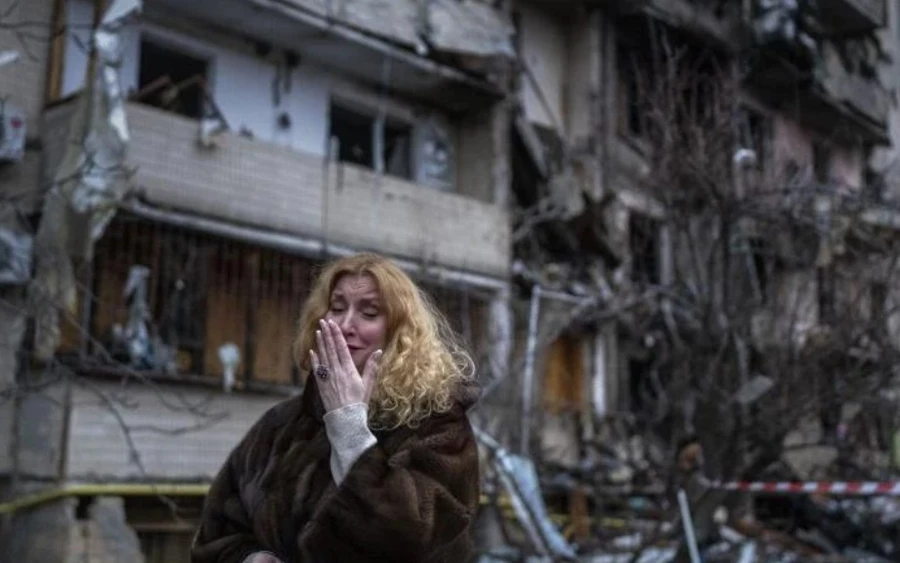 Legalább 7 ezer halott és több mint 11 ezer sebesült civil egyetlen év alatt. Ilyen a véres mérlege Oroszország ukrajnai háborújának. Az ENSZ-jelentés azonban elismeri, hogy a halott és sebesült civilek valós száma valószínűleg sokkal magasabb. Az orosz invázió azonban nem csak az áldozatokról szól. Már nyolcmillió embert űzött el otthonából, akik a szomszédos európai országokban kerestek menedéket és biztonságot.