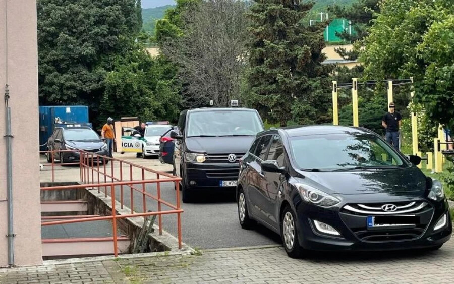 A 22 éves Volodimir a rendőrséggel érkezett a kollégiumhoz a gyilkosság rekonstrukciójának céljából. 