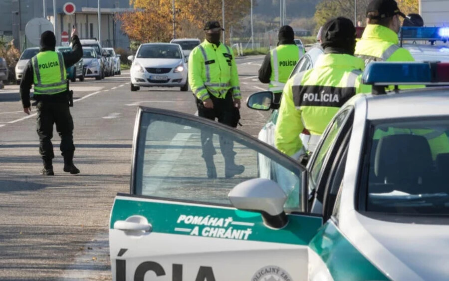 "A szlovák határon hozott intézkedések részeként a (cseh) rendőrség ellenőrzéseket végez a korábbi határátkelőhelyeken és a vonatokon" - mondta Martin Vondrášek rendőrfőkapitány.