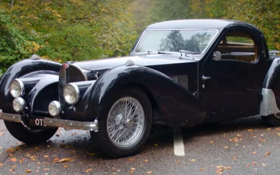 Bugatti Type 57SC Atalante: A képen látható jármű egy közel kilencmillió eurót érő autó. 1937-ből származik, és 17 példány egyike.  Hajtásáról egy 3,3 literes nyolchengeres motor gondoskodik, amelynek 200 lóerő a teljesítménye. 