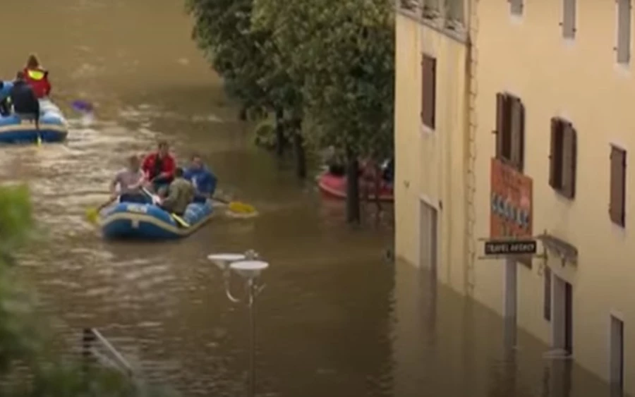 Az észak-dalmáciai Oborvac városában a Zrmanje folyó hétfőn 302 centiméteres vízállással elérte az eddigi rekordot – számolt be a Dnevnik.hr horvát honlap. A városban a víz elöntötte az utcákat és a helyi iskolát. A város egyes részein nem volt áram, egyes helyeken pedig az emberek derekáig ért a víz.