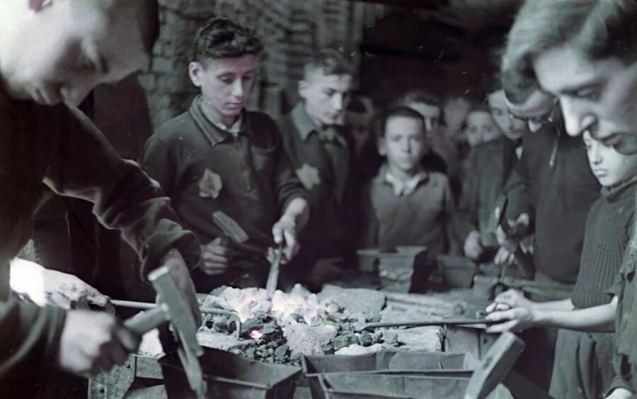 Tinédzserek dolgoznak a gettó kovácsműhelyében. Fotó: Fortepan / Album044 / Walter Genewein