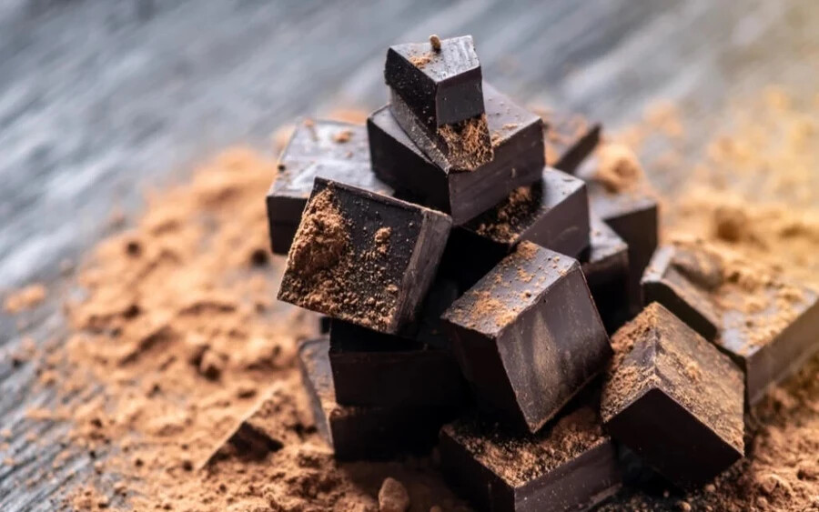 Tanulmányok szerint az étcsokoládé a magas kakaótartalmának köszönhetően segíthet csökkenteni a vérnyomást, de a májra is pozitív hatással van - írja a gesundheit.de német portál. Az étcsokoládé mérsékelt fogyasztása segíthet a májzsugor okozta tipikus tüneteken is. 