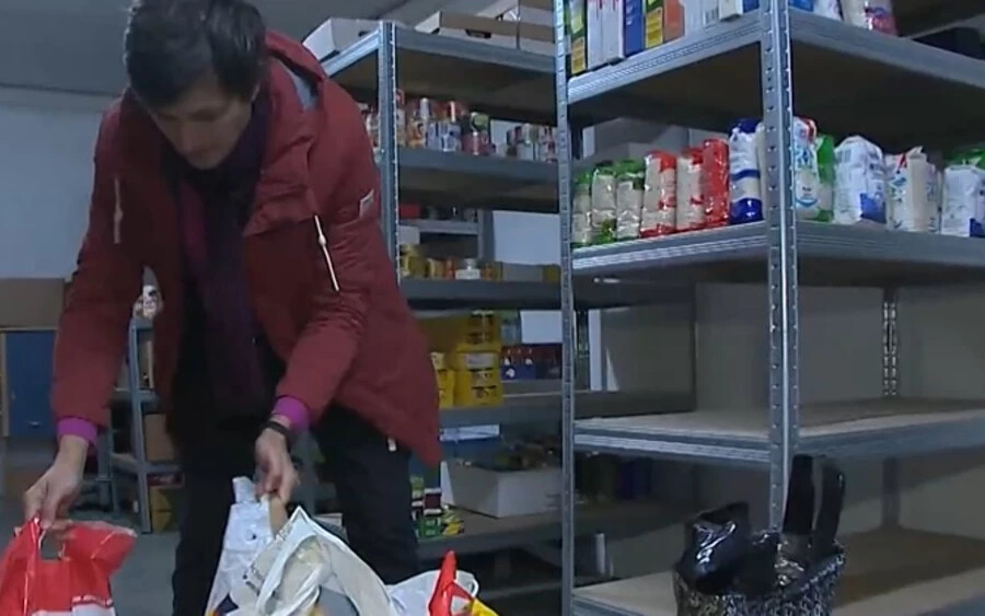  Egyre több a segítségre szoruló személy, azonban egyre kevesebben vannak azok, akik csomagokat visznek a rászorulóknak – tették hozzá a szervezettől. Szlovákia legnagyobb élelmiszer-gyűjtése már ezen a héten megkönnyítheti a dolgukat, az egyik áruházláncban ugyanis mindenki segíthet.