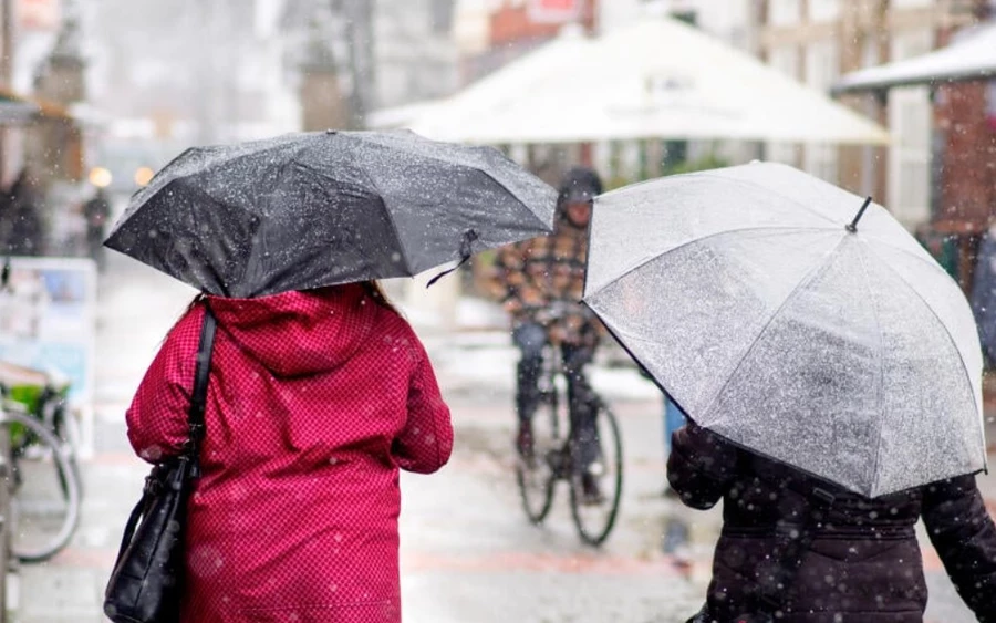 Peter Jurčovič klimatológus szerint bár a karácsonytól már csak négy hét választ el, a téli időjárást azonban nem lehet előre megjósolni. „Pozsonyban péntek reggel 4 fok lesz. Napközben szép napos idő várható, a hőmérsékletek a plusz 10 Celsius-fokokig emelkedhetnek. Hasonló időjárásra számítunk egész Szlovákiában. Katalin tehát nem fog kopogni” – mondta a meteorológus. 