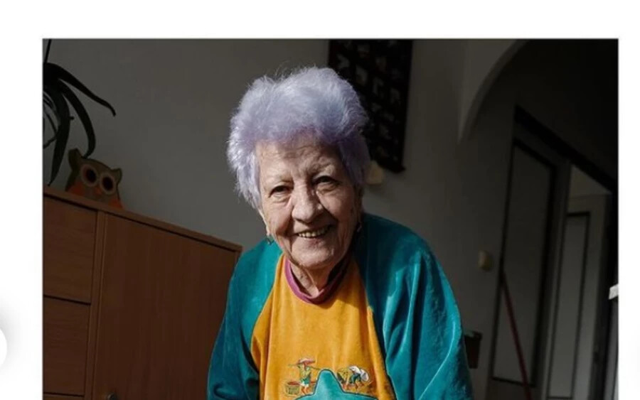 A szokatlan kék hajú nagymama profilján látható, hogy süt, takarít, gyógynövényeket szed vagy káposztát savanyít. Az unokája, Marek Pupák fotós örökítette meg a képeket, és csak egy szándéka volt.