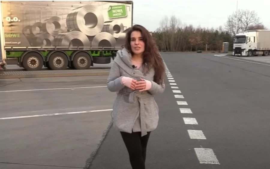 Radka Balousovát ma már 84 ezren követik a YouTube-on, ahol munkájáról számol be követőinek. Hosszú éveken keresztül egész Európát bejárta. Az Autosalón számára jelenleg főleg teherautókat tesztel, mert ezekhez áll a legközelebb, és ezekben érzi magát otthon.