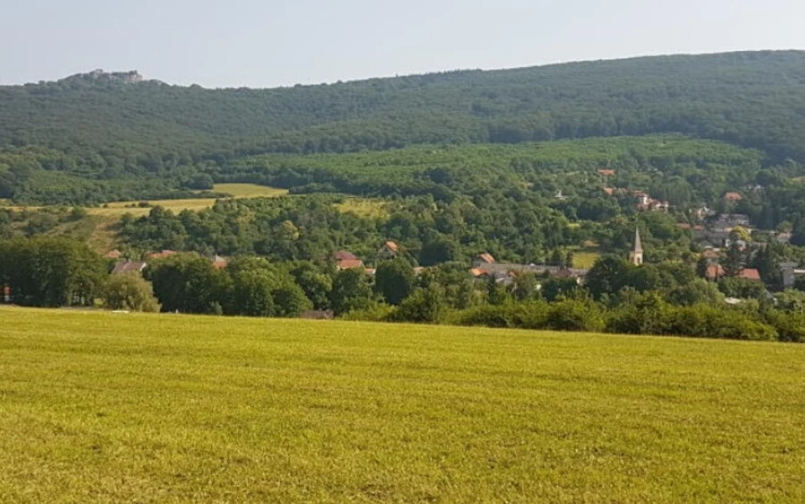 Tájékoztatásuk szerint az ügyész egy bizonyos építésügyi eljárásból kérte ki a teljes aktát. Azt vizsgálja, hogy minden a törvényeknek megfelelően történt-e. Az ok állítólag a falu elején lévő két ikerház, amelyeket érvényes engedély nélkül építettek. 