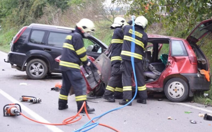 A baleset 2020. október elején történt a Csejte és Vágújhely (Nové Mesto nad Váhom) közötti úton. A frontális ütközést a 45 éves Dušan okozta, aki autójával áthajtott a szemközti sávba, és nekiütközött a 42 éves Martina által vezetett autónak.
