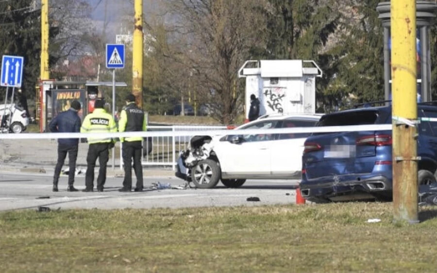 A sofőr a szakértő szerint a baleset előtt mintegy 130 km/órás sebességgel haladt egy forgalmas négysávos útszakaszon, amelynek a vége közvetlenül egy gyalogátkelőhelyen végződik. A sofőr egy Škoda autóval ütközött, amelyben a 64 éves Peter M. azonnal életét vesztette.
