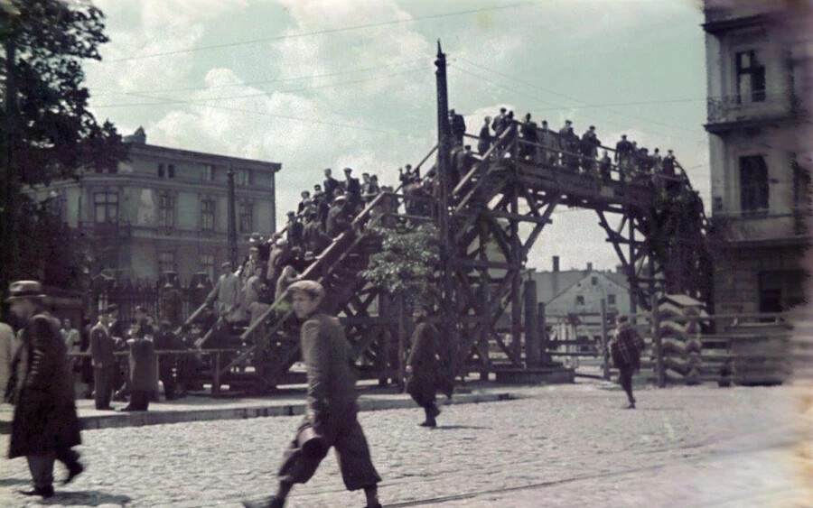 Gyalogos híd a Zgierska utca felett a Koscielny térnél 1941 körül. Fotó: Fortepan / Album044 / Walter Genewein