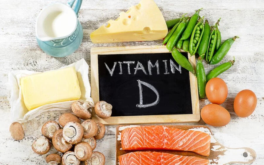 D-vitamin: Az említett kalciumnál mindenképpen fontos megemlíteni a D-vitamint. Jelentősen hozzájárul a kalcium felszívódásához, és mint már említettük, szükséges a csontok és így a gerinc egészségéhez is. Mivel a D-vitamint nem tudjuk bevinni az étrendből, ezért rendszeresen kell mozogni a napon (nem égetni a bőrt), napi 15 perc is elegendő. Alternatív megoldásként vegyen be étrend-kiegészítőt.