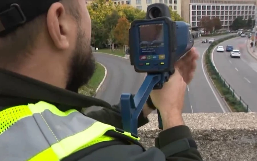 Ha a rendőrség az Óvárosban elkap egy szabálysértőt, akkor szigorú felelősségre vonás keretében postán küldik neki a bírságot, mivel ez egy olyan szakasz, ahol a rendőrség nem állhat meg az úton. „Fontos lenne, hogy ezen a szakaszon legyen egy álló radar a sebesség mérésére” - ismerte el Vrábel. 