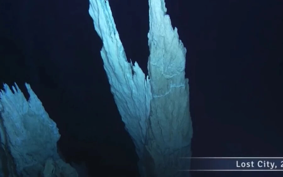 Ezt az „elveszett városnak" nevezett hidrotermális mezőt 2000-ben fedezték fel a tudósok. Több mint 700 méterrel az óceán felszíne alatt található. Ez a leghosszabb ismert élő szellőző környezet. Soha nem találtak még ehhez hasonlót.