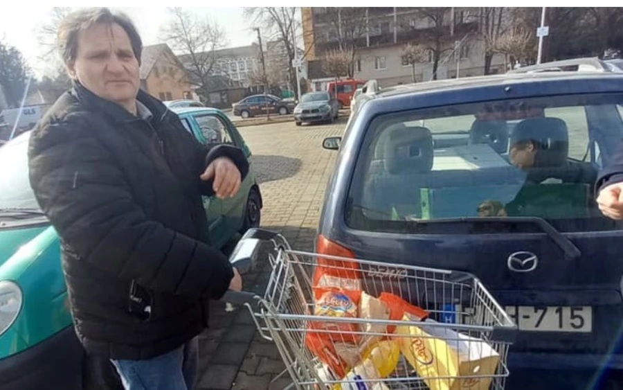 A salgótarjáni József arról számolt be, hogy főleg tőkehalsalátát vásárol Szlovákiában, de olcsóbb piskótát és sajtot is vett, ami szerinte minőségibb, mint a Magyarországon kaphatók. „Gyakran járok ide – hetente egyszer vagy kétszer, ismerem az utakat. Az infláció nálunk nagyon magas, minden nap érezzük” – tette hozzá. 