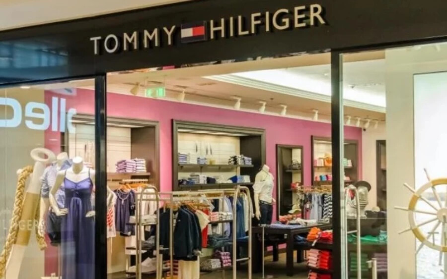 A Tommy Hilfiger üzletek csendben és feltűnésmentesen távoznak a szlovákiai bevásárlóközpontokból. Január óta már két üzletet zártak be az Auparkban és a Vivo!-ban, egy harmadik pedig a nyitrai Mlyny bevásárlóközpontból távozott - számolt be az Index.