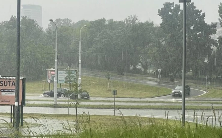 Nyugaton, ahol az átlagosnál több csapadék várható, szintén esik majd. A legfrissebb előrejelzés szerint ezen a nyáron az extrém hőmérsékletektől kicsit megszabadulunk, és az átlagos nyári hőmérsékleteket élvezhetjük – írja az iMeteo.