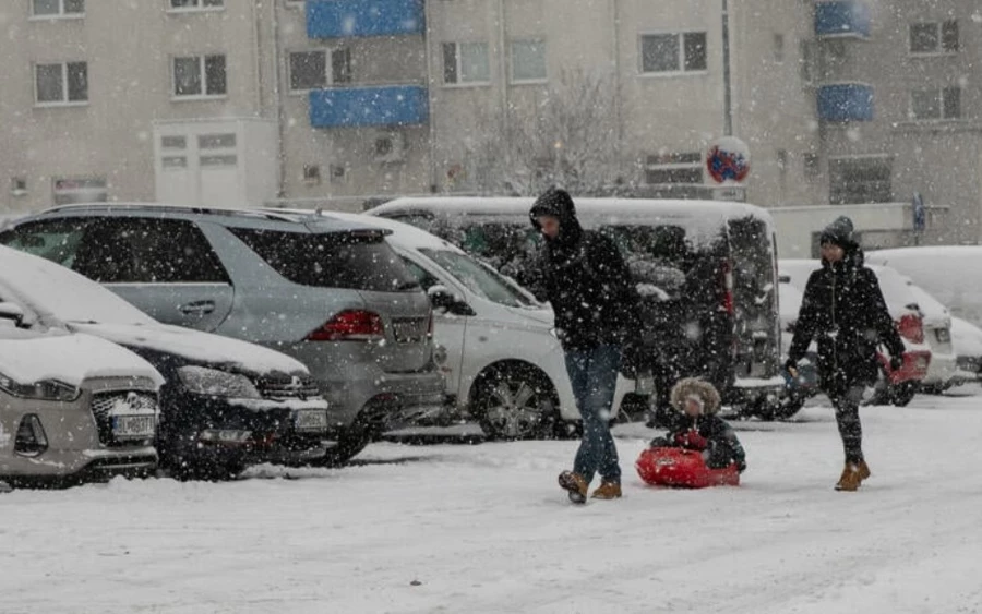 A hétvégén is hasonló időjárásra számíthatunk, nappal 3–7 fok között alakul a hőmérséklet, az éjszaka pedig fagyok és esőzések várhatóak. 