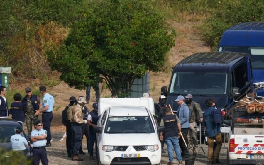 Az AFP riporterei kedden a rendőrségi akció helyszínén jártak a távoli Barragem do Arade víztározó területén, mintegy 50 kilométerre az Algarve régióban található Praia da Luz üdülőhelytől. A riporterek szemtanúi voltak annak, hogy a rendőrök egy kiképzett kutya segítségével átkutatták a partot. Két rendőr egy tűzoltóhajó fedélzetéről átvizsgálta a víztározót.