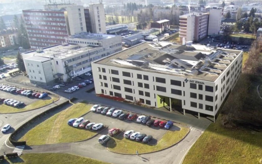 Ez magában foglalná két új kórház építését Homonnában és Rimaszombatban, egy bővítést Igló (Spišská Nová Ves) és Nagymihály (Michalovce), valamint egy kórterem rekonstrukcióját Nagytapolcsányban. Radoslav Čuha szerint a projekteket már minden magasabb területi egység tanácsa támogatja.