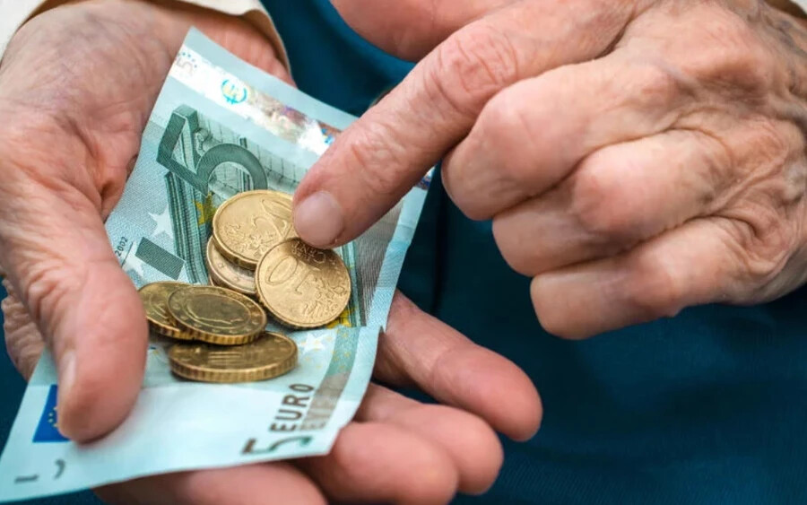 A Szociális Biztosító visszmenőleg 2022. január 1-jétől felemelte 152 ezer jogosult nyugdíját. A nyugdíjak emelése az úgynevezett dolgozó nyugdíjasokat érinti.