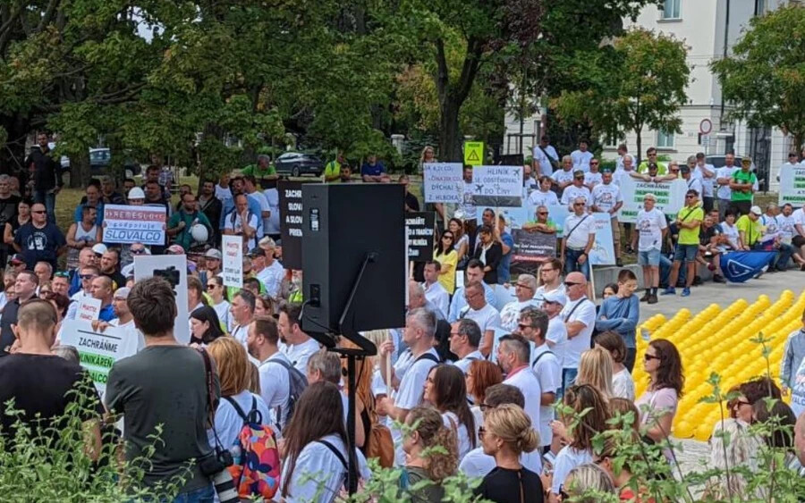 Peter Antal, Garamszentkereszt (Žiar nad Hronom) polgármestere elmondta, hogy a Slovalco erősen jelen van a városban. Elmesélte, hogyan építette át a Slovalco az uszodát vagy a jégpályát. "Nem akarunk mást, csak megőrizni azt, ami itt van. A politikusok segítségét kérjük" - mondta Antal a színpadon a tapsoló tömeg előtt.