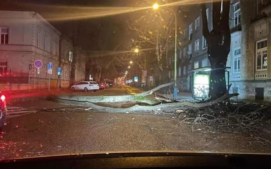 Közép-Szlovákiában, Zsolna és Besztercebánya térségében az erős szél miatt március 27., hétfő óta a magasabban fekvő területeken megnövekedett a távvezetékek meghibásodásának száma.