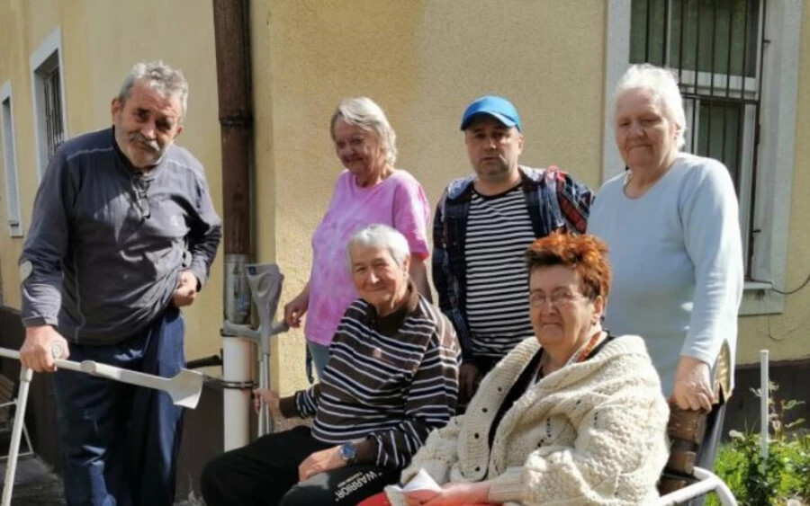 Egy trencsénteplici (Trenčianske Teplice) utca második kategóriás bérházában 12 nyugdíjas korú bérlő él. A ház korábban szociális otthon volt, a város később változtatta meg a kategóriáját. Néhány lakó már 20 éve él ott, bár határozott idejű szerződésük van, július elején arra számítottak, hogy a város meghosszabbítja azt…