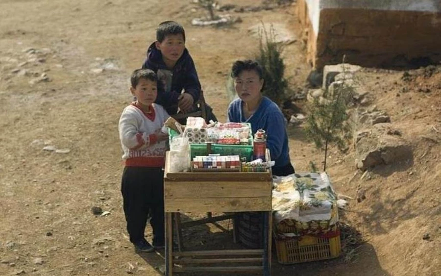 Kim Dzsongun mindenáron el akarja vágni a lakosságot a külvilágtól. Ezért, ha valaki Észak-Koreába szeretne látogatni, számos problémába ütközne. Csak szervezett csoport tagjaként utazhat az országba; nem valószínű, hogy "egyedül" átjuthat a határon.