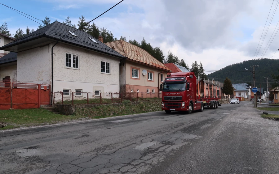 Szlovákiában 600 000 olyan épület van, amelyben azbeszt található. Ez az anyag gyakorlatilag bárhol lehet - a padlótól a tetőig. Az éles azbesztszálak bejuthatnak a tüdőbe, és nagyon súlyos egészségügyi problémákat okozhatnak.