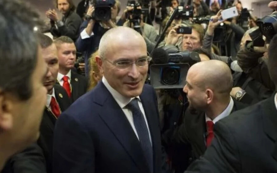Hodorkovszkij szerint Vlagyimir Putyin nem akarja, hogy Szlovákia a NATO tagja legyen. „Ne felejtsük el, hogy – nagyon világosan mondta, hogy a NATO határainak vissza kell térniük az 1997 előtti állapotba” – mondta, hozzátéve, hogy Szlovákia az orosz katonai nyomás potenciális ütközőzónájává válhat. 