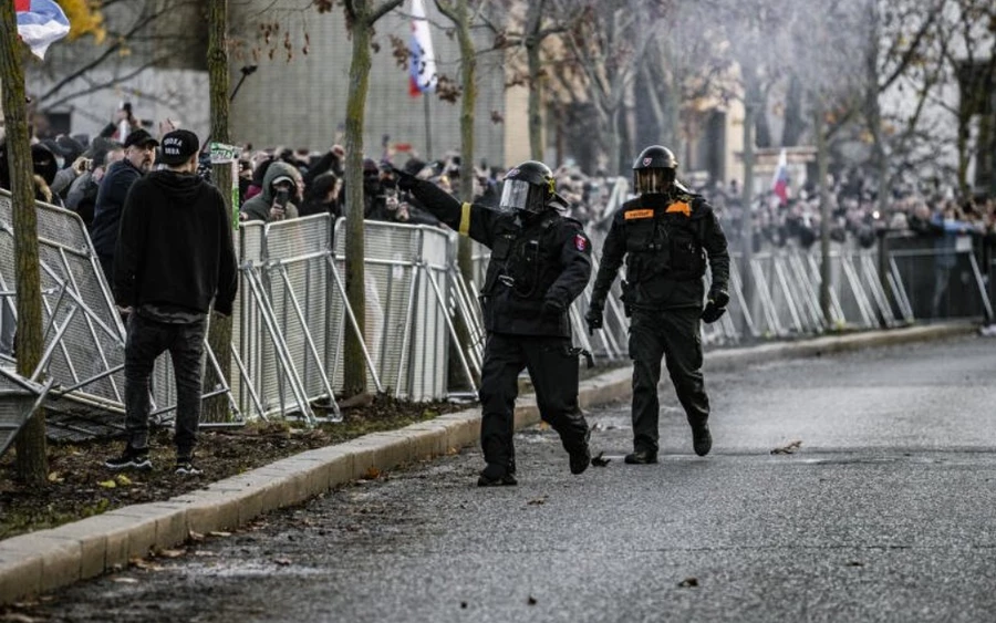 A Smer tagjai november 17-re tervezett tüntetésüket végül lemondták, helyette koszorúzást szerveznek Alexander Dubček szobránál, a Nemzeti Tanács épülete elé. 