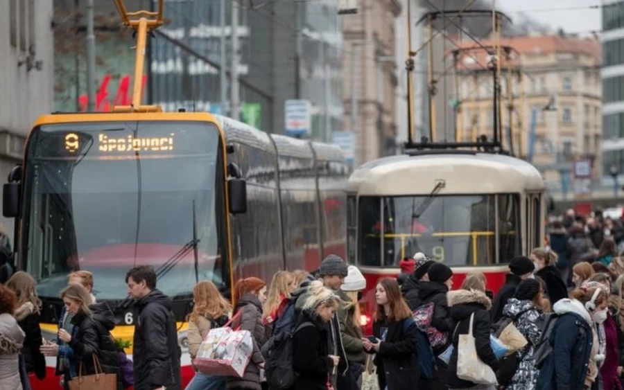 Lengvarský miniszter és a szakértők is egyetértenek abban, hogy az omikron-hullám rövid és heves lesz. "Valószínűleg körülbelül egy hónapig tart, amíg eléri a tetőpontját, majd egy hónap, amíg lecseng, így úgy számolom, hogy két-három hónapon belül vége lehet" - becsülte Peter Sabaka infektológus.