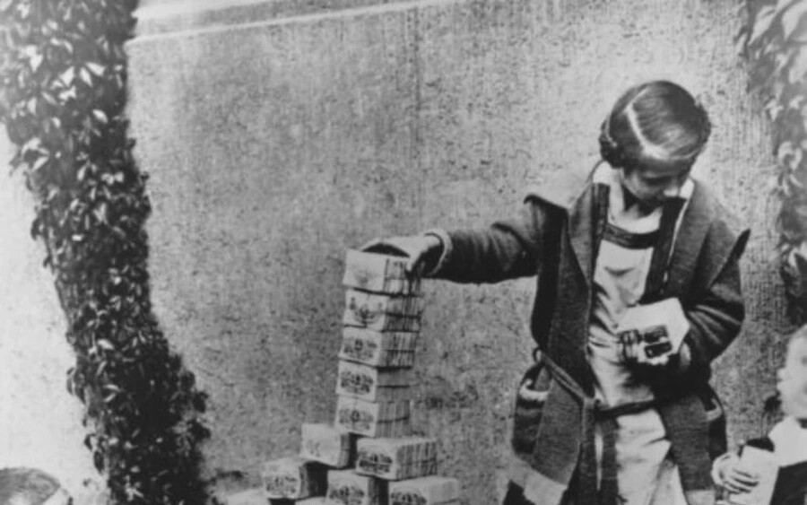 1923 - Német gyerekek egy halom elértéktelenedett bankóval játszanak