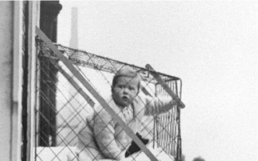 1937 - Egy kisbabát "szellőztetnek" egy panelházban. Gyakori volt, hogy a gyerekeket kitették egy ilyen ketrecbe, hogy levegőzzenek.