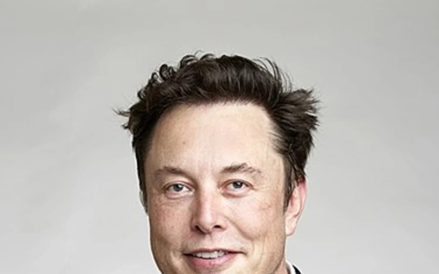 Elon Musk leginkább a SpaceX, és a Tesla Inc vezetőjeként vált ismertté. 230 milliárd dollárra rúgó vagyonával pedig az első helyen áll.