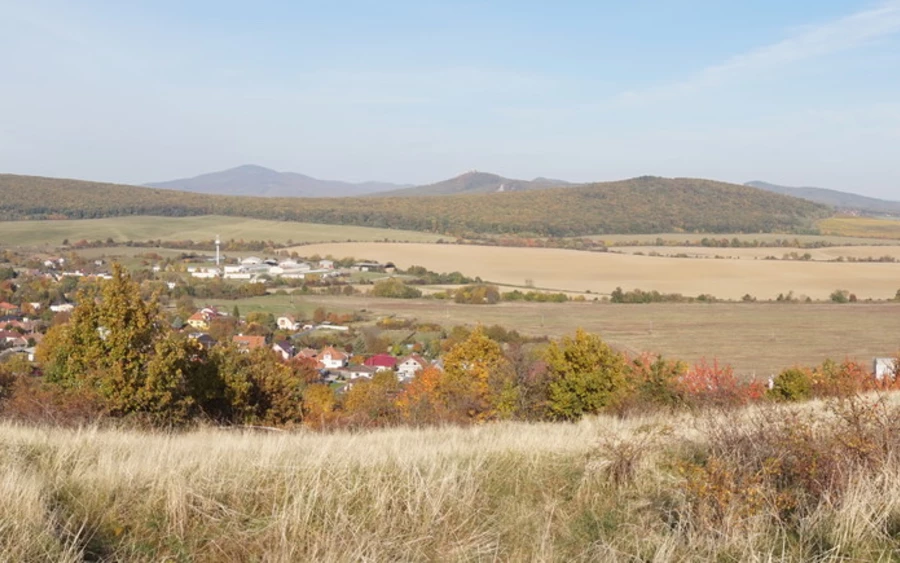 Zsére és a Tribecs októberi panorámaképe (Vataščin Péter felvétele)