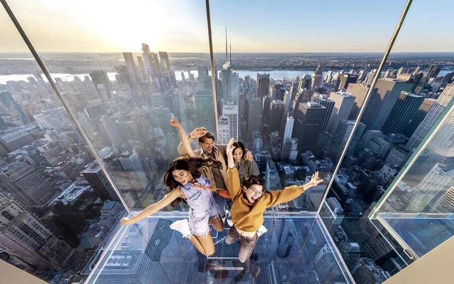  New York egyik legmagasabb felhőkarcolójának tetején található csodálatos üvegdobozos kilátóteraszok úgy lettek kialakítva, hogy az izgalomra vágyók számára a lehető legjobb élményt nyújtsák. 
