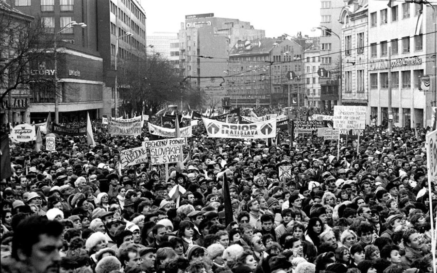 Az általános sztrájk résztvevői a pozsonyi Snf téren 1989. november 27-én. Fénykép: Ivan Rychlo/TASR