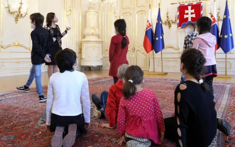 Čaputová látogatói az elnöki palotában. 