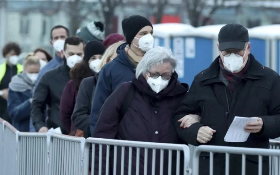 Megállapításaik szerint a maszkviselés, a távolságtartás és a megfelelő kézmosás még mindig hasznos módjai a járvány visszaszorításának, a leghasznosabbnak pedig a maszkok bizonyultak – közölte a Plus 1 deň a Guardian alapján. 