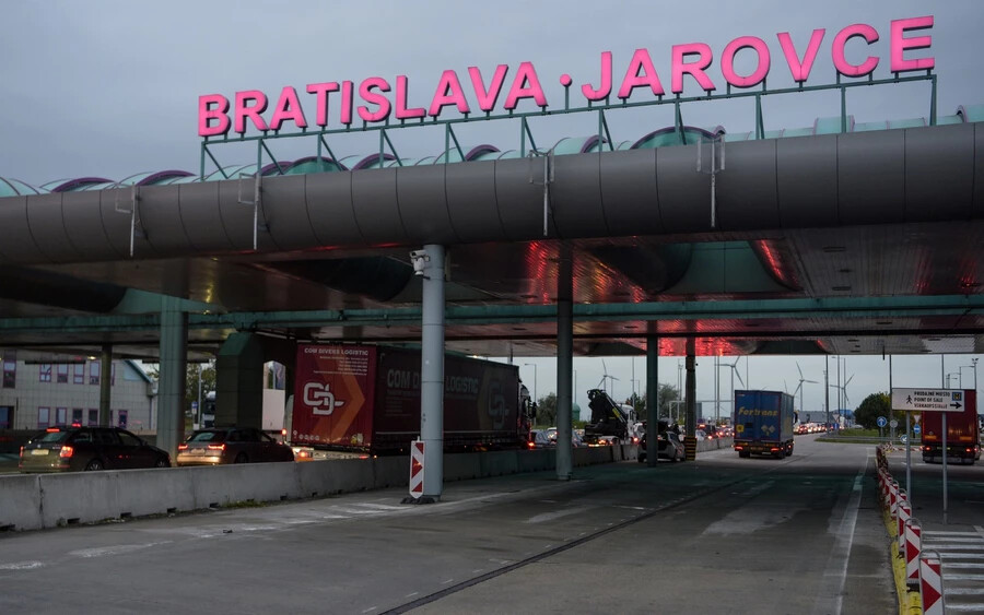 Az RTVS Zöldhullámja (Zelená vlna) húszperces várakozási időről számolt a D4-es autópálya Kittsee–Horvátjárfalu (Jarovce) határátkelőnél.