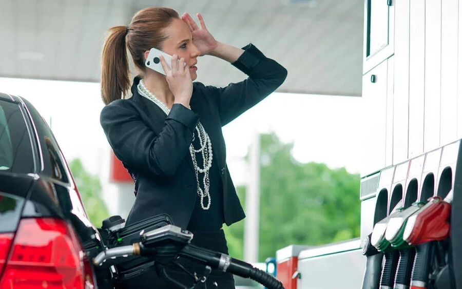 A telefont hagyja az autóban: Bár a mobiltelefon használata az üzemanyagtartály közelében valószínűleg nem okoz elektromos szikrát, kerülje a használatát, hogy arra koncentrálhasson, amit éppen csinál.