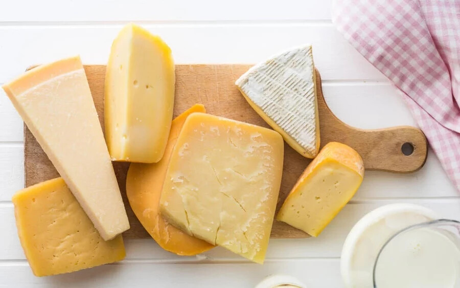 Egy sajtos tál filmesttel együtt nem a legjobb választás. A kemény sajt lehet az oka, hogy az elalvás hosszadalmas folyamatba nyúlik. A sajt ugyanis nagy mennyiségű tiramint tartalmaz, ami éberebbé teszi az agyat. Tehát kerülje a sajtot lefekvés előtt.