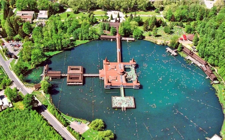A magyarországi Hévízen található a világ legnagyobb termáltava. A tó közepén van egy fürdőház, a helyi iszap pedig csodálatos gyógyító tulajdonságokkal rendelkezik.