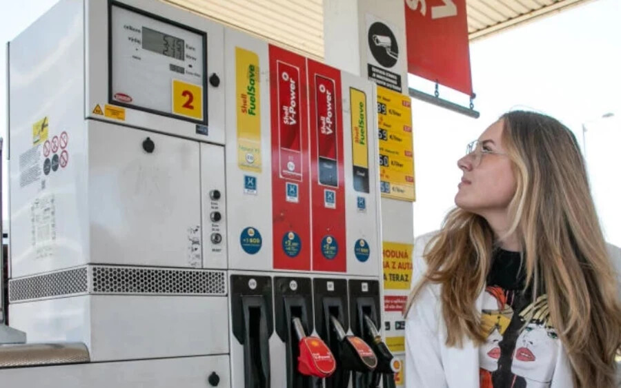 Júniusban a benzinárak 1,90 euró körül mozogtak, összehasonlításképp januárban még átlagosan 1,48 euróba került az üzemanyag literje. A Picodi.com elemzői ennek apropóján megnézték, hogyan alakultak a benzinárak az egyes országokban, és mennyi litert engedhetnek meg maguknak a lakosaik. 