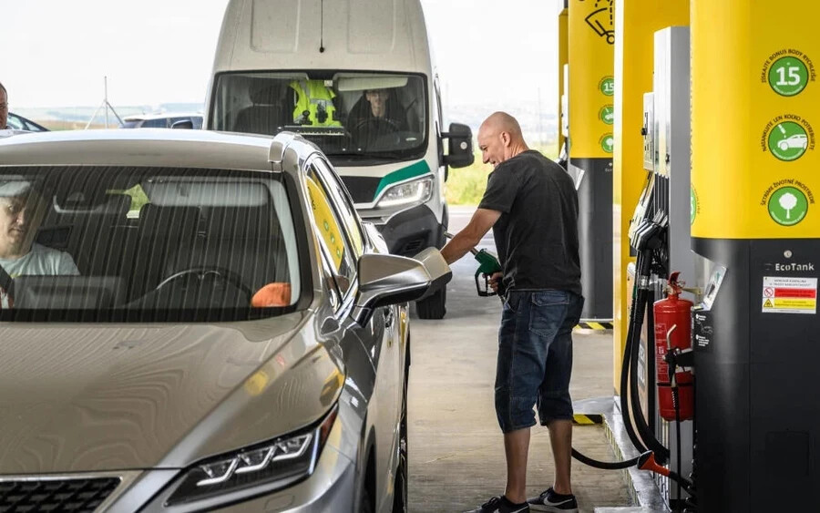 A Statisztikai Hivatal adatai szerint a 29. héten a 28. héthez képest a 95-oktános benzin ára 0,049 euróval vagy 2,6 százalékkal 1,833 euróra, a 98-as oktánszámú benziné 0,051 euróval vagy 2,45 százalékkal 2,032 euróra csökkent. 