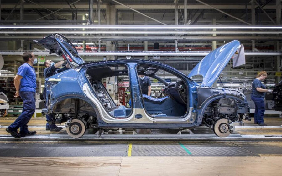 Befektető: Volvo Cars, Helyszín: Kassa, Beruházás: több mint 1,2 milliárd euró, Munka: elektromos járművek gyártása, Az új munkahelyek száma: 3 300-12 000. A svéd Volvo autógyártó úgy döntött, hogy Szlovákiában építi fel legújabb, elektromos járművekre szakosodott gyárát. A cél az, hogy a vállalat 2025-re évente több mint egymillió elektromos autót gyártson.